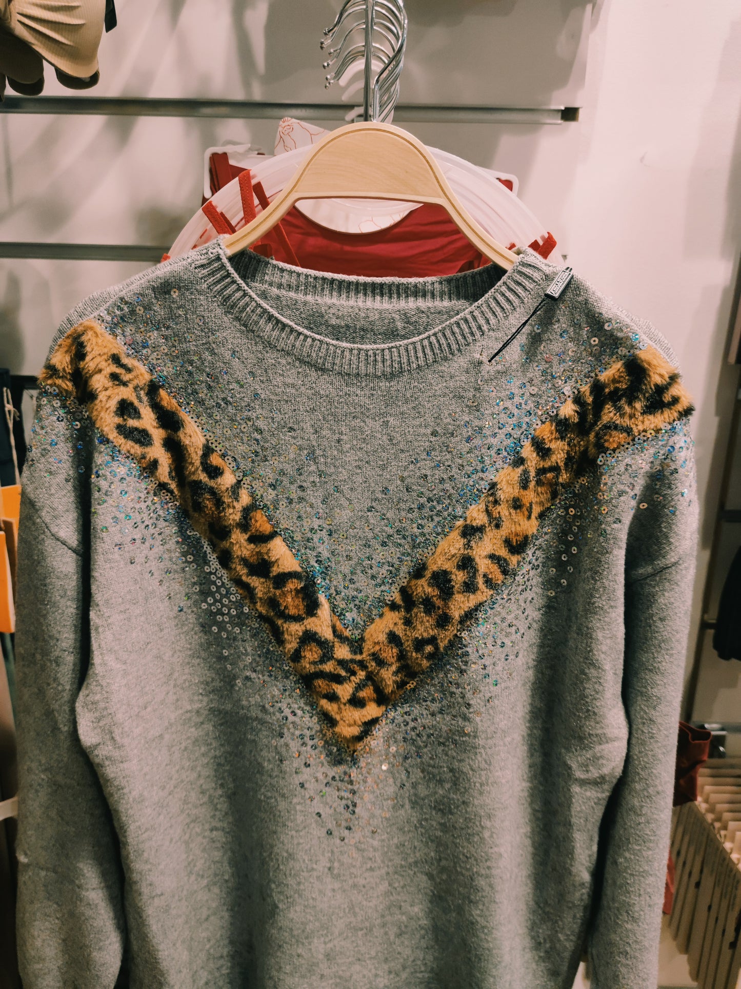 Jersey de punto, tipo vestido con diseño de leopardo con lentejuelas