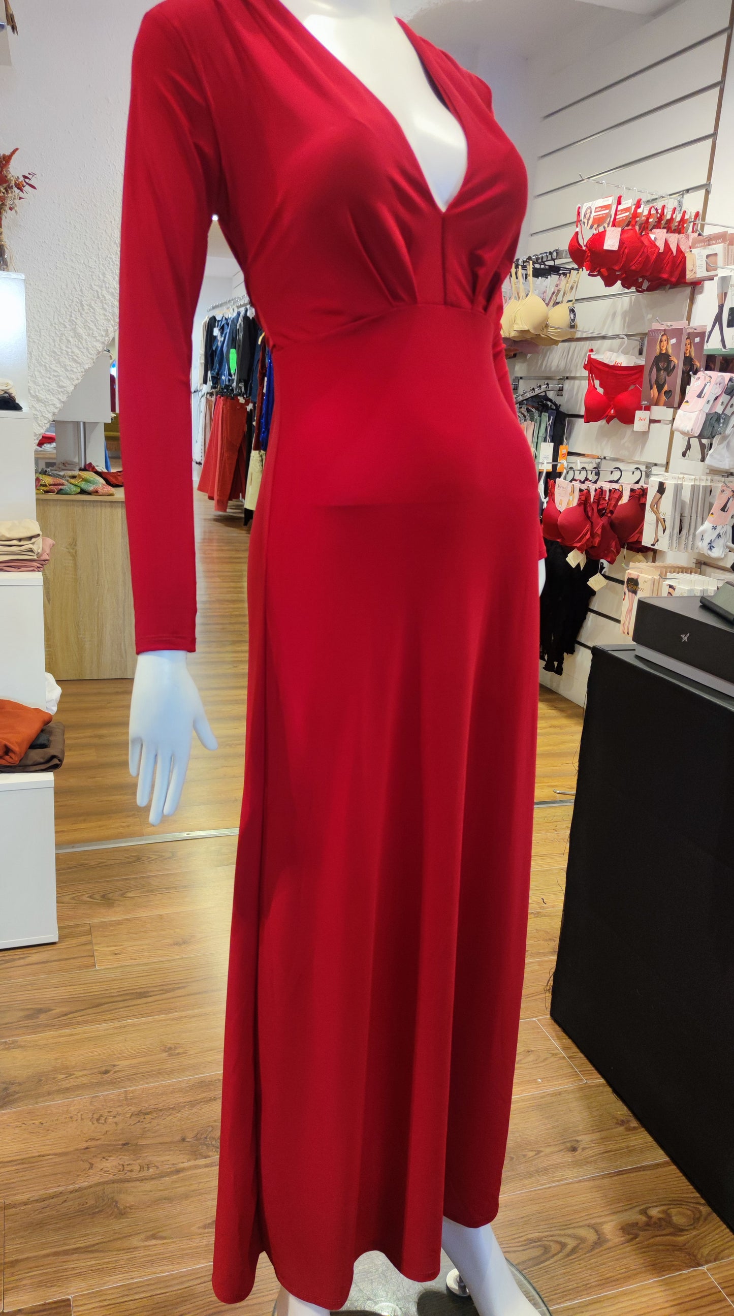 Vestido largo ajustado con manga larga, abertura al lado izquierdo, cuello en V