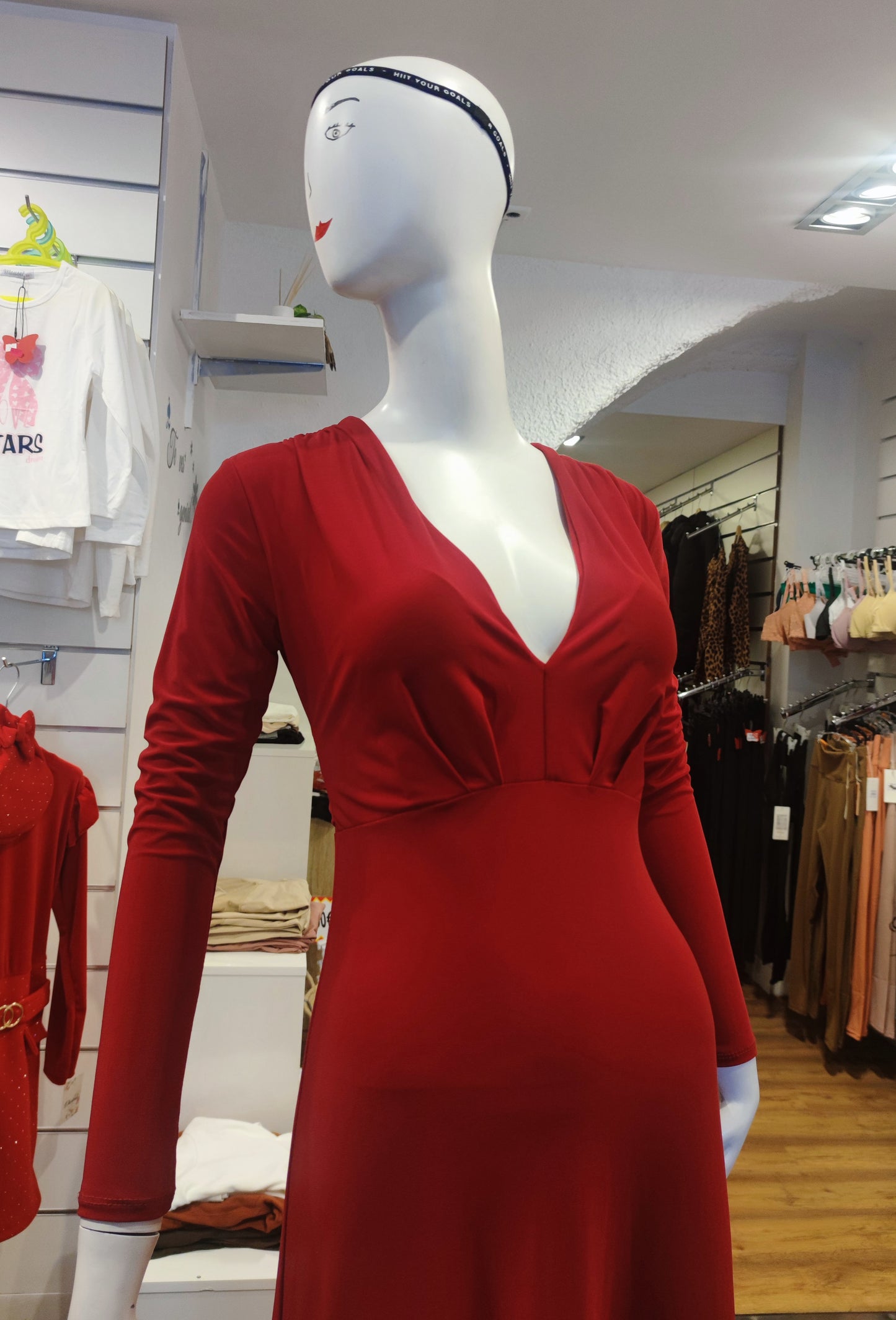 Vestido largo ajustado con manga larga, abertura al lado izquierdo, cuello en V