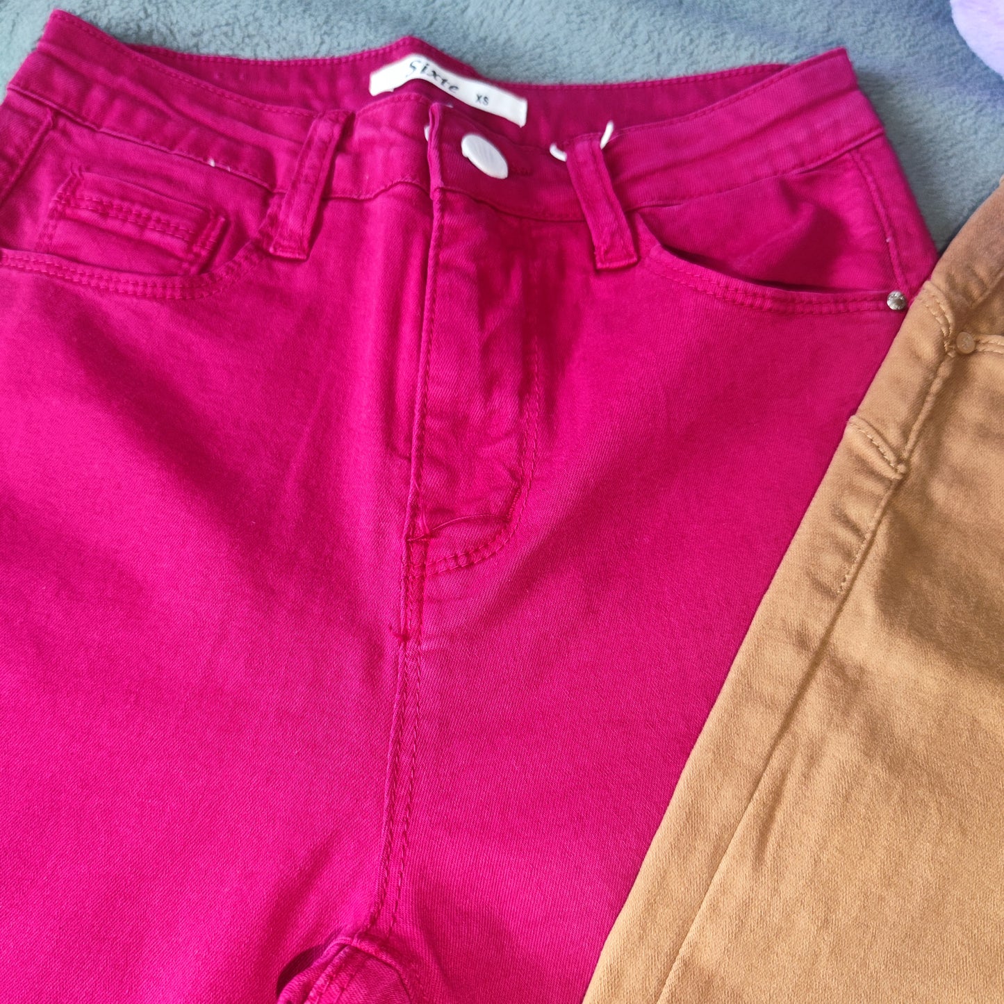 pantalónes ajustados para mujer de cintura alta, pantalón casual ideal para llevarlos a diario, pantalones unicolor de mezclilla