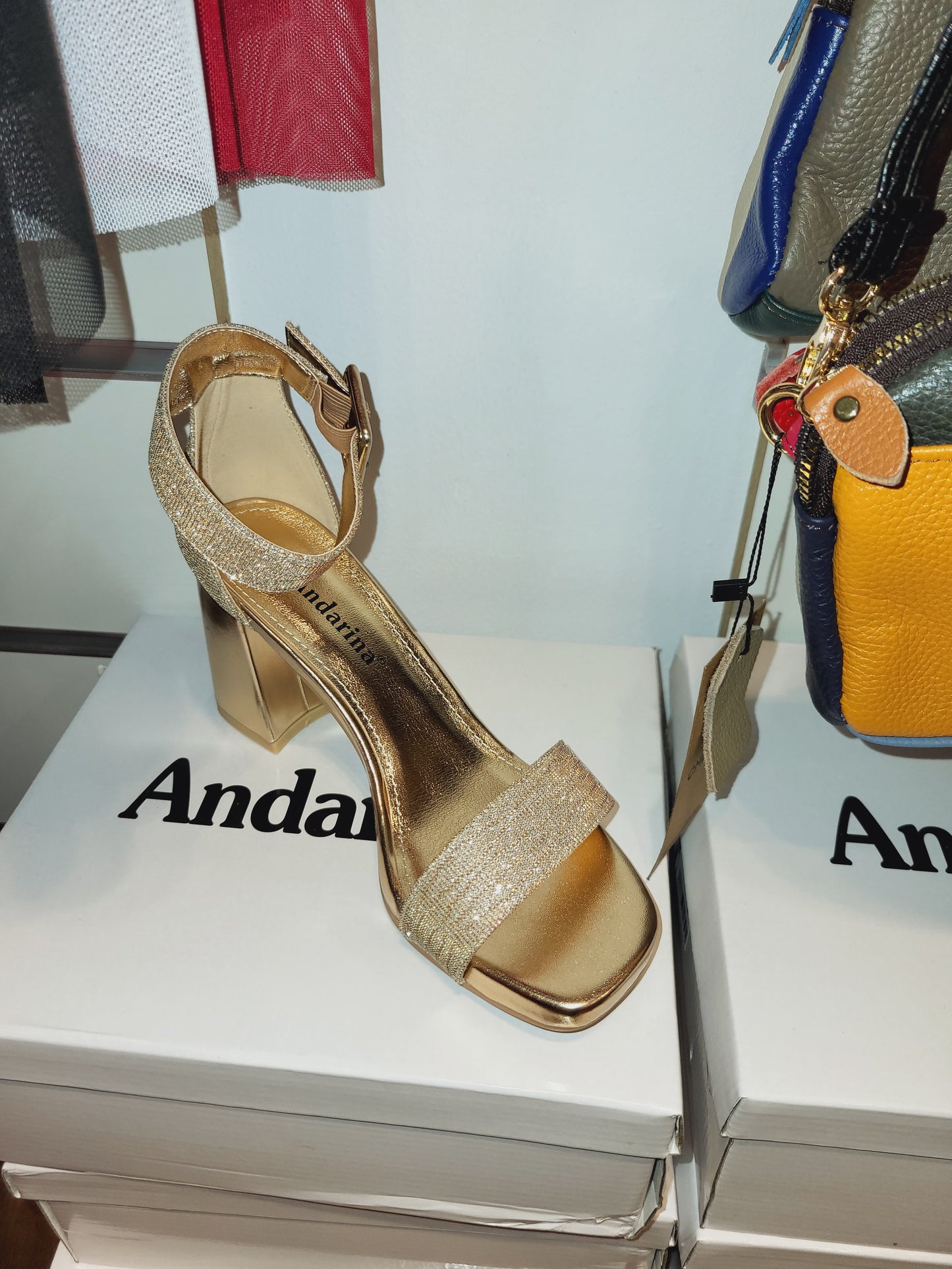Sandalias brillantes de tacón